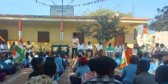 ಯಾದಗಿರಿ| ಗಣರಾಜ್ಯೋತ್ಸವದಲ್ಲಿ ದಲಿತರಿಗೆ ಆಸನ ನೀಡಿದ ಶಿಕ್ಷಕಿಗೆ ಬೆದರಿಕೆ; ಪಂಚಾಯಿತಿ ಸದಸ್ಯನ ದರ್ಪ