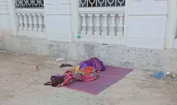 ಮೈಸೂರು|  ಆಸ್ಪತ್ರೆ ಹೊರಗೆ ಮಲಗಿದ್ದ ವ್ಯಕ್ತಿ ಚಳಿಯಿಂದ ಸಾವು; ಪತ್ನಿ ಹೆರಿಗೆಗೆ ದಾಖಲಾಗಿದ್ದಾಗ ದುರ್ಘಟನೆ 