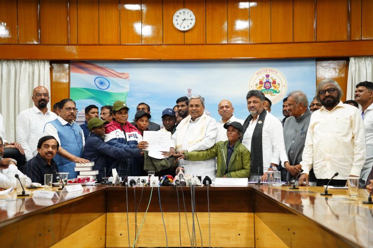 ಕರ್ನಾಟಕ ಸರ್ಕಾರದ ಐತಿಹಾಸಿಕ ನಡೆ; ಸಿಎಂ ಸಮ್ಮುಖದಲ್ಲಿ ಮುಖ್ಯವಾಹಿನಿಗೆ ಮರಳಿದ ಕಟ್ಟಕಡೆಯ ಸಶಸ್ತ್ರ ನಕ್ಸಲ್ ತಂಡ