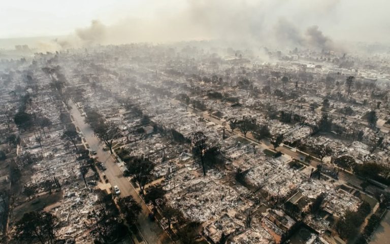 ನಿಯಂತ್ರಣಕ್ಕೆ ಬಾರದ ಕಾಡ್ಗಿಚ್ಚು : ಕಾಡು-ನಾಡು ಸುಟ್ಟು ಭಸ್ಮ ; ನಿರಾಶ್ರಿತರಾದ ಲಕ್ಷಾಂತರ ಜೀವಗಳು