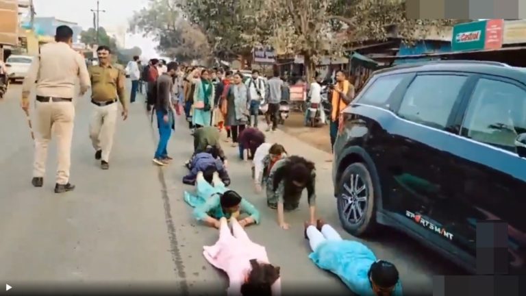 ಛತ್ತೀಸ್‌ಗಢ ಬಿಜೆಪಿ ಸರ್ಕಾರ, 3 ಸಾವಿರ ಶಿಕ್ಷಕರು, ವಜಾ, ರಸ್ತೆಯಲ್ಲೆ ಸಾಷ್ಟಾಂಗ ನಮಸ್ಕಾರ, ಪ್ರತಿಭಟಿಸು, ಶಿಕ್ಷಕಿಯರು, Chhattisgarh, BJP government, 3 thousand teachers, dismissal, prostration on the road, protest,