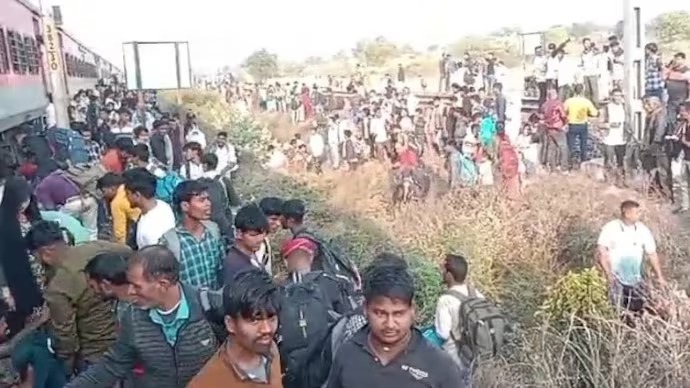 ಬೆಂಕಿಯ ಭಯಕ್ಕೆ, ವದಂತಿ, ಚಲಿಸುತ್ತಿದ್ದ ರೈಲು, ಜಿಗಿದ ಪ್ರಯಾಣಿಕರು, ಮತ್ತೊಂದು ರೈಲು, 10 ಮಂದಿ ಮೃತ, Rumor of fire, moving train, passengers jumping, train,