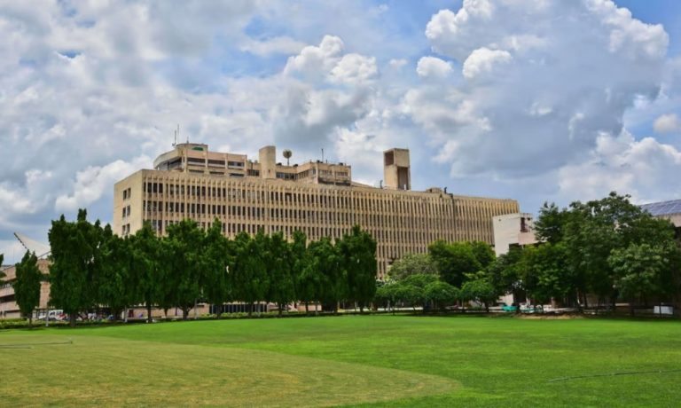 ಕ್ಯಾಂಪಸ್ ನೇಮಕಾತಿಗಳಲ್ಲಿ ಜಾತಿ ತಾರತಮ್ಯ : ಐಐಟಿಗಳು, ಕೇಂದ್ರ ಸರ್ಕಾರಕ್ಕೆ ಎಸ್‌ಸಿ ಆಯೋಗದಿಂದ ನೋಟಿಸ್