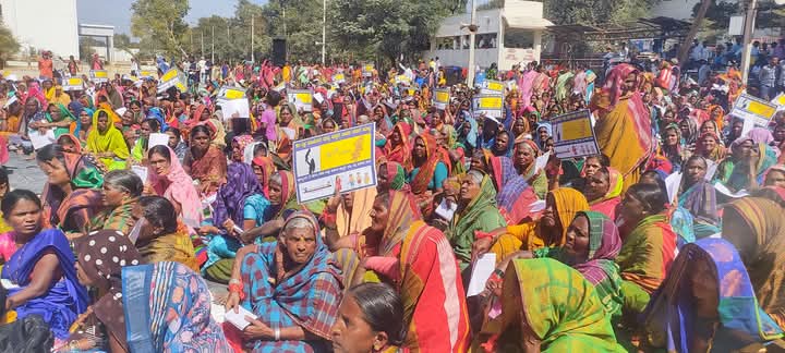 ರಾಯಚೂರು | ವಿವಿಧ ಬೇಡಿಕೆಗಳ ಈಡೇರಿಕೆಗೆ ಆಗ್ರಹಿಸಿ ಮಹಿಳೆಯರಿಂದ ಅನಿರ್ದಿಷ್ಟಾವಧಿ ಧರಣಿ