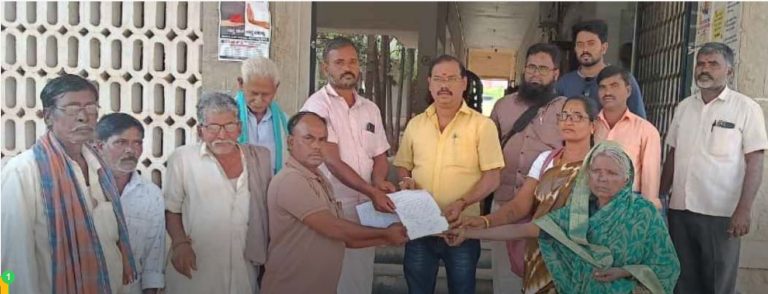 ಜೈಭೀಮ್ ಹಾಡಿದ ದಲಿತ ಯುವಕರ ಮೇಲೆ ಹಲ್ಲೆ: ಪೊಲೀಸ್‌ ಅಧಿಕಾರಿ ಬಂಧನಕ್ಕೆ ರೈತ ಸಂಘ ಒತ್ತಾಯ