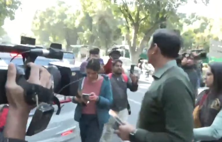 ಲೆ.ಗವರ್ನರ್ ತನಿಖೆಗೆ ಆದೇಶಿಸಿದ ಬೆನ್ನಲ್ಲೇ ಕೇಜ್ರಿವಾಲ್ ಮನೆಗೆ ಬಂದ ಎಸಿಬಿ ಅಧಿಕಾರಿಗಳು!