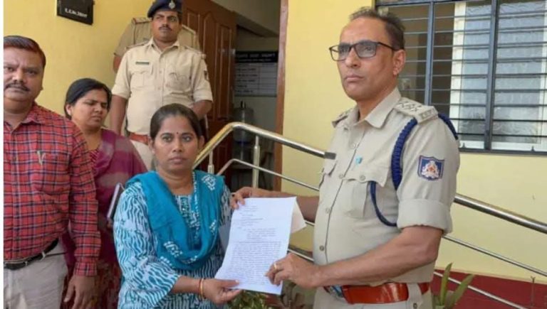 ಭದ್ರಾವತಿ | ಮಹಿಳಾ ಅಧಿಕಾರಿಗೆ ನಿಂದನೆ ಪ್ರಕರಣ : ಎಫ್‌ಐಆರ್ ದಾಖಲು, ಮೂವರ ಬಂಧನ