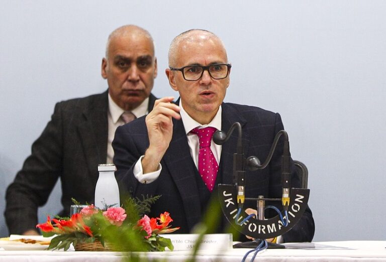 ಭಯೋತ್ಪಾದನಾ ಸಂಪರ್ಕ ಆರೋಪದಡಿ ಸರಕಾರಿ ನೌಕರರ ವಜಾ ಮಾಡುವ ದಿನನಿತ್ಯದ ಕ್ರಮ ಖಂಡನೀಯ: ಒಮರ್ ಅಬ್ದುಲ್ಲಾ 