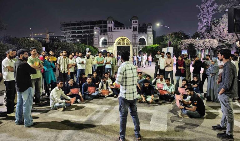 ಯೋಗಿ ಆದಿತ್ಯನಾಥ್ ಅವರ ‘ಉರ್ದು ವಿರೋಧಿ’ ಹೇಳಿಕೆ: ಮೌಲಾನಾ ವಿವಿಯ ವಿದ್ಯಾರ್ಥಿಗಳಿಂದ ಪ್ರತಿಭಟನೆ