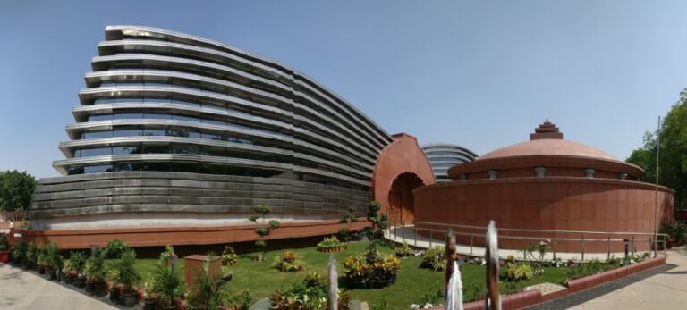 ಅಂಬೇಡ್ಕರ್ ಸ್ಮಾರಕಕ್ಕೆ ಭೂಮಿ ನೀಡುವಂತೆ ದಲಿತ ನಾಯಕರಿಂದ ಫಡ್ನವೀಸ್‌ಗೆ ಮನವಿ