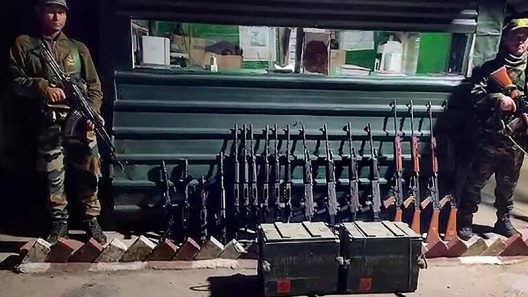 ಮಣಿಪುರ, ಶರಣಾಗತಿ, ಅಂತಿಮ ದಿನ, ಶಸ್ತ್ರಾಸ್ತ್ರ, ಒಪ್ಪಿಸಿ, ಜನರು, Manipur, surrender, final day, weapons, hand over, people,