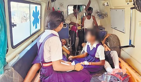 ಗದಗ: ಹೋಳಿಯಲ್ಲಿ ರಾಸಾಯನಿಕ ಮಿಶ್ರಿತ ಬಣ್ಣ; ಉಸಿರಾಟದ ತೊಂದರೆಯಿಂದ ವಿದ್ಯಾರ್ಥಿನಿಯರು ಆಸ್ಪತ್ರೆಗೆ ದಾಖಲು