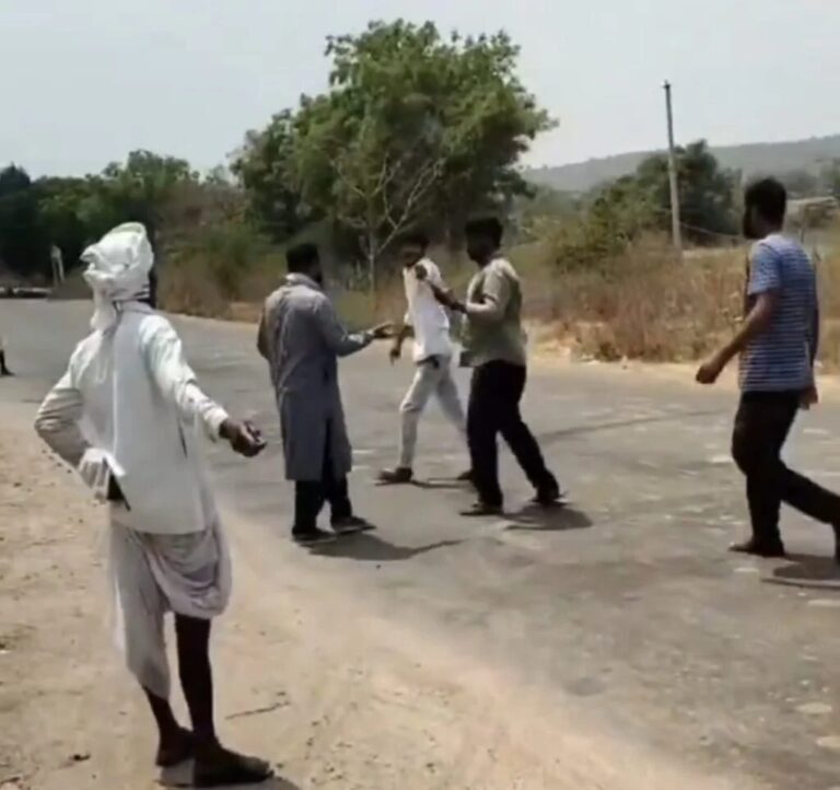 ಕೇಸರಿ ಬಟ್ಟೆಯಲ್ಲಿ ಕಡತ ಸಾಗಣೆ ಆರೋಪ: ಉಪವಾಸ ನಿರತ ಸರ್ಕಾರಿ ಮುಸ್ಲಿಂ ಸಿಬ್ಬಂದಿ ಬೆನ್ನಟ್ಟಿ ಮಾರಾಣಾಂತಿಕ ಹಲ್ಲೆ; ವೀಡಿಯೋ ವೈರಲ್