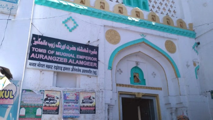 ಔರಂಗಜೇಬ್ ಸಮಾಧಿ ಕೆಡವುವಂತೆ ಕೋರಿ ಬಾಂಬೆ ಹೈಕೋರ್ಟ್‌ಗೆ ಪಿಐಎಲ್‌!