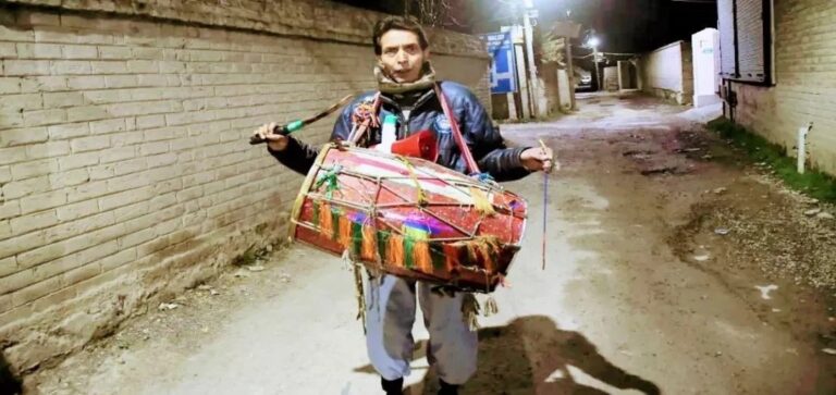 ರಂಜಾನ್: 50 ವರ್ಷಗಳಿಂದ ‘ಸಹರಿ’ಗಾಗಿ ಇಡೀ ಊರಿನ ಮುಸ್ಲಿಮರನ್ನು ಎಬ್ಬಿಸುವ ಹಿಂದೂ ಕುಟುಂಬ; ಒಂದು ಮನಮಿಡಿಯುವ ಕಥೆ