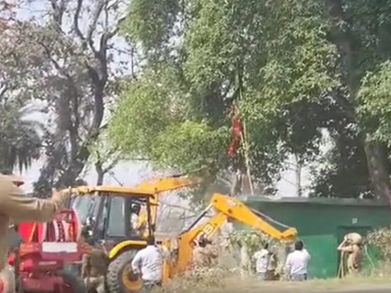 ಬುಲ್ಡೋಜರ್ ನಿಂದ ರೋಶನ್ ಅಲಿ ಶಾ ಬಾಬಾ ಸಮಾಧಿ ನೆಲಸಮ ಮಾಡಿದ ಜಿಲ್ಲಾಡಳಿತ: ಇಲ್ಲಿಯವರೆಗೆ 550 ಸಮಾಧಿಗಳ ಧ್ವಂಸ!