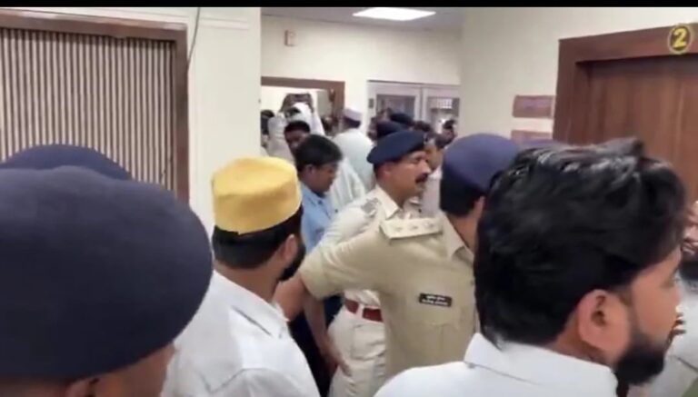 ನಿತೀಶ್ ಕುಮಾರ್ ಇಫ್ತಾರ್ ಕೂಟ ಬಹಿಷ್ಕಾರ: ಪೊಲೀಸರ ಜೊತೆಗೂಡಿ ಜೆಡಿಯುವಿನ ಧರ್ಮಗುರುಗಳ ಗುಂಪಿನಿಂದ ದಾಳಿ