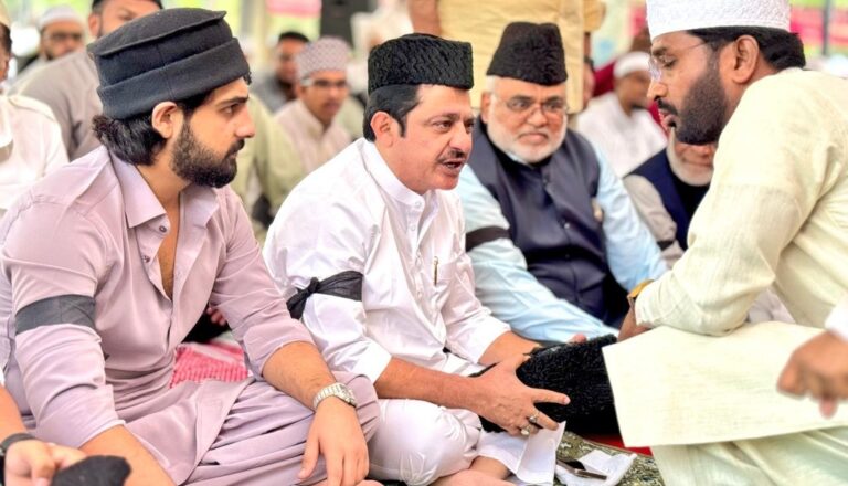 ರಂಜಾನ್ ಪ್ರಾರ್ಥನೆ ವೇಳೆ ಕಪ್ಪುಪಟ್ಟಿ ಧರಿಸಿದ ಸಚಿವ ಜಮೀರ್; ವಕ್ಫ್ ಮಸೂದೆ ವಿರೋಧಿಸಿ ಪ್ರತಿಭಟನೆ