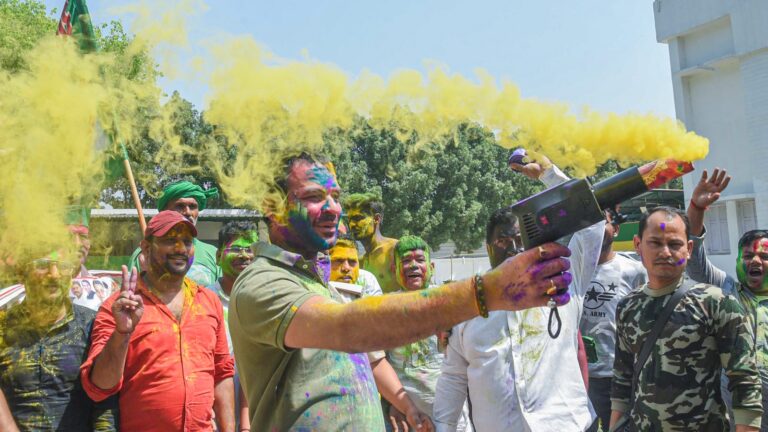 ‘ಪಲ್ಟು ಚಾಚಾ ಕಹಾ ಹೈ..’; ಸಿಎಂ ನಿತೀಶ್ ಕುಮಾರ್ ನಿವಾಸದ ಮುಂದೆ ಹೋಳಿ ಆಚರಿಸಿದ ತೇಜ್ ಪ್ರತಾಪ್