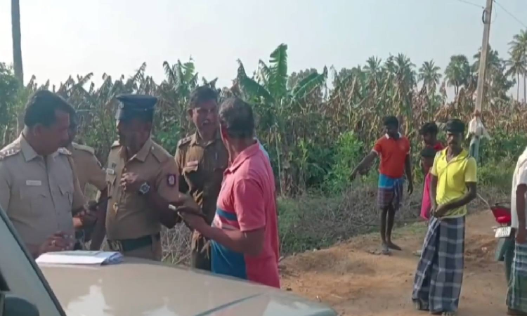 ತೂತುಕುಡಿ | ದಲಿತ ಶಾಲಾ ಬಾಲಕನನ್ನು ಬಸ್ಸಿನಿಂದ ಇಳಿಸಿ ಥಳಿತ; ಕುಡುಗೋಲಿನಿಂದ ಹಲ್ಲೆ