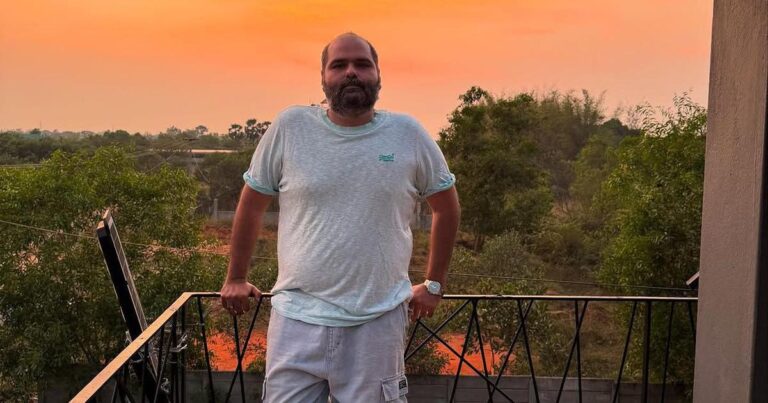 ಮಹಾರಾಷ್ಟ್ರ ಉಪಮುಖ್ಯಮಂತ್ರಿ ಏಕನಾಥ್ ಶಿಂಧೆ ಅವರನ್ನು ಟೀಕಿಸಿದ್ದ ಕುನಾಲ್ ಕಮ್ರಾ ಅವರ ಕಾರ್ಯಕ್ರಮದಲ್ಲಿ ಭಾಗವಹಿಸಿದ್ದ ಪ್ರೇಕ್ಷಕರಿಗೆ ಮುಂಬೈ ಪೊಲೀಸರು ನೋಟಿಸ್ ನೀಡಿದ್ದಾರೆ ಎಂದು ಟೈಮ್ಸ್ ಆಫ್ ಇಂಡಿಯಾ ಮಂಗಳವಾರ ವರದಿ ಮಾಡಿದೆ. ಅದಾಗ್ಯೂ, ಕಾರ್ಯಕ್ರಮದ ಎಲೆಕ್ಟ್ರಾನಿಕ್ ಪುರಾವೆಗಳು ಲಭ್ಯವಿರುವುದರಿಂದ ಪ್ರಕರಣದಲ್ಲಿ ಪ್ರೇಕ್ಷಕರಿಗೆ ಸಮನ್ಸ್ ನೀಡುವುದು ಕಡ್ಡಾಯವಲ್ಲ ಎಂದು ವಕೀಲ ವೈ.ಪಿ. ಸಿಂಗ್ ಹೇಳಿರುವುದನ್ನು ಪತ್ರಿಕೆ ಉಲ್ಲೇಖಿಸಿದೆ. ಕುನಾಲ್ ಕಾರ್ಯಕ್ರಮಕ್ಕೆ ಮಾರ್ಚ್ 23 ರಂದು ಕುನಾಲ್ ಅವರು ತಮ್ಮ ಯೂಟ್ಯೂಬ್ ಚಾನೆಲ್‌ನಲ್ಲಿ ಹಿಂದಿ ಚಲನಚಿತ್ರವೊಂದರ ವಿಡಂಬನಾತ್ಮಕ ಹಾಡಿನ ಆವೃತ್ತಿಯನ್ನು ಪ್ರಕಟಿಸಿದ್ದರು. ಈ ಹಾಡಿನಲ್ಲಿ ಮಹಾರಾಷ್ಟ್ರ ಉಪ ಮುಖ್ಯಮಂತ್ರಿ ಶಿಂಧೆ ಅವರ ಹೆಸರನ್ನು ಉಲ್ಲೇಖಿಸದೆ 'ದೇಶದ್ರೋಹಿ' ಎಂದು ಟೀಕಿಸಲಾಗಿತ್ತು. ಈ ಪ್ರದರ್ಶನದ ತುಣುಕುಗಳು ಸಾಮಾಜಿಕ ಮಾಧ್ಯಮಗಳಲ್ಲಿ ವ್ಯಾಪಕವಾಗಿ ಹಂಚಿಕೊಂಡ ನಂತರ, ಮಾರ್ಚ್ 23 ರ ರಾತ್ರಿ ಶಿವಸೇನೆಯ ಶಿಂಧೆ ನೇತೃತ್ವದ ಬಣದ ಕಾರ್ಯಕರ್ತರು ಕಾರ್ಯಕ್ರಮ ರೆಕಾರ್ಡ್‌ ಮಾಡಲಾದ ಮುಂಬೈನ ಖಾರ್ ಪ್ರದೇಶದಲ್ಲಿರುವ ದಿ ಹ್ಯಾಬಿಟ್ಯಾಟ್ ಸ್ಟುಡಿಯೋವನ್ನು ಧ್ವಂಸಗೊಳಿಸಿದ್ದರು. ಕುನಾಲ್ ಕಾರ್ಯಕ್ರಮಕ್ಕೆ ಮರುದಿನ, ಮುಂಬೈ ಪೊಲೀಸರು ಮಾನನಷ್ಟ ಮತ್ತು ಸಾರ್ವಜನಿಕ ದುಷ್ಕೃತ್ಯಕ್ಕೆ ಸಂಬಂಧಿಸಿದ ಭಾರತೀಯ ನ್ಯಾಯ ಸಂಹಿತದ ವಿಭಾಗಗಳ ಅಡಿಯಲ್ಲಿ ಕುನಾಲ್ ವಿರುದ್ಧ ಪ್ರಕರಣ ದಾಖಲಿಸಿದ್ದರು. ಪ್ರಕರಣದ ಬಗ್ಗೆ ಮಾರ್ಚ್ 31 ರ ಮೊದಲು ವಿಚಾರಣೆಗೆ ಹಾಜರಾಗುವಂತೆ ಪೊಲೀಸರು ಅವರಿಗೆ ಎರಡು ಸಮನ್ಸ್‌ಗಳನ್ನು ಕಳುಹಿಸಿದ್ದರು. ಅದಾಗ್ಯೂ, ಕುನಾಲ್ ಅವರು ಮುಂಬೈಗೆ ಪ್ರಯಾಣಿಸಲು ಏಳು ದಿನಗಳನ್ನು ಕೋರಿದ್ದು, ಆದರೆ ಪೊಲೀಸರು ಅವರ ವಿನಂತಿಯನ್ನು ನಿರಾಕರಿಸಿದ್ದರು. ಶುಕ್ರವಾರ ಮದ್ರಾಸ್ ಹೈಕೋರ್ಟ್ ಈ ಪ್ರಕರಣದಲ್ಲಿ ಏಪ್ರಿಲ್ 7 ರವರೆಗೆ ಮಧ್ಯಂತರ ನಿರೀಕ್ಷಣಾ ಜಾಮೀನು ನೀಡಿತ್ತು. ತಮಿಳುನಾಡಿನ ವಿಲ್ಲುಪುರಂ ಪಟ್ಟಣದ ಖಾಯಂ ನಿವಾಸಿಯಾಗಿರುವುದರಿಂದ ತನ್ನ ನಿರೀಕ್ಷಣಾ ಜಾಮೀನು ಅರ್ಜಿಯನ್ನು ಆಲಿಸುವ ಅಧಿಕಾರ ಮದ್ರಾಸ್ ಹೈಕೋರ್ಟ್‌ಗೆ ಇದೆ ಎಂದು ಕುನಾಲ್ ತಮ್ಮ ಅರ್ಜಿಯಲ್ಲಿ ತಿಳಿಸಿದ್ದಾರೆ. ಇದಾಗಿ ಒಂದು ದಿನದ ನಂತರ, ಶಿಂಧೆ ನೇತೃತ್ವದ ಶಿವಸೇನೆ ಕಾರ್ಯಕರ್ತರು ಸಲ್ಲಿಸಿದ ದೂರುಗಳ ಆಧಾರದ ಮೇಲೆ ಕುನಾಲ್ ವಿರುದ್ಧ ಮೂರು ಹೆಚ್ಚುವರಿ ಎಫ್‌ಐಆರ್‌ ದಾಖಲಿಸಲಾಗಿದೆ. ಈ ನಡುವೆ ರಾಜ್ಯ ಸರ್ಕಾರವು ಕುನಾಲ್ ಕಾಮ್ರಾ ಅವರೊಂದಿಗೆ ಕ್ಷಮೆಯಾಚಿಸುವಂತೆ ಕೋರಿದೆ. ಇಡೀ ಘಟನೆ ಬಗ್ಗೆ ಮಾರ್ಚ್ 24 ರಂದು ಪ್ರತಿಕ್ರಿಯಿಸಿದ್ದ ಕುನಾಲ್ "ಈ ಜನಸಮೂಹಕ್ಕೆ ನಾನು ಹೆದರುವುದಿಲ್ಲ, ಕ್ಷಮೆಯಾಚಿಸುವ ಪ್ರಶ್ನೆಯೆ ಇಲ್ಲ" ಎಂದು ಹೇಳಿದ್ದಾರೆ. ಇಲ್ಲಿ ಕ್ಲಿಕ್ ಮಾಡಿ ಇದನ್ನೂಓದಿ:  ವಿಟ್ಲ ದಲಿತ ಬಾಲಕಿ ಮೇಲೆ ಲೈಂಗಿಕ ದೌರ್ಜನ್ಯ | ಪೋಕ್ಸೋ ದಾಖಲಾಗಿದ್ದರೂ ಬಿಜೆಪಿ ಮುಖಂಡನ ಬಂಧನವಿಲ್ಲ; ಹೋರಾಟಕ್ಕೆ ಮುಂದಾದ ಡಿಎಚ್‌ಎಸ್ https://naanugauri.com/dalit-girl-sexual-assault-pocso-bjp-leader-arrest-struggle-dhs/