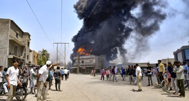 ಗುಜರಾತ್ ಪಟಾಕಿ ಗೋಡೌನ್‌ನಲ್ಲಿ ಭಾರಿ ಬೆಂಕಿ ಅವಘಡ: 18 ಮಂದಿ ಸಾವು