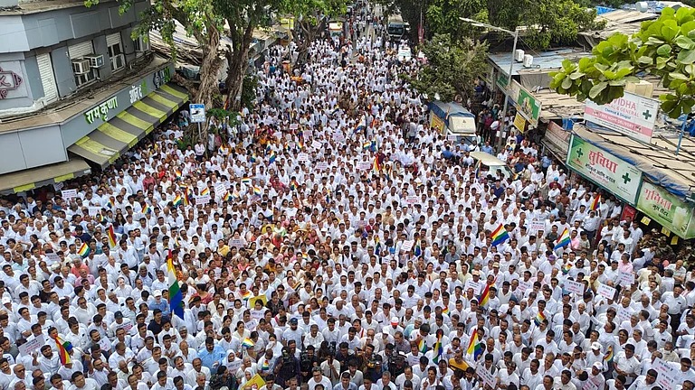 ಬಿಎಂಸಿಯಿಂದ 90 ವರ್ಷ ಹಳೆಯ ಜೈನ ದೇಗುಲ ಧ್ವಂಸ: ಮುಂಬೈನಲ್ಲಿ ಬೃಹತ್ ಪ್ರತಿಭಟನೆ