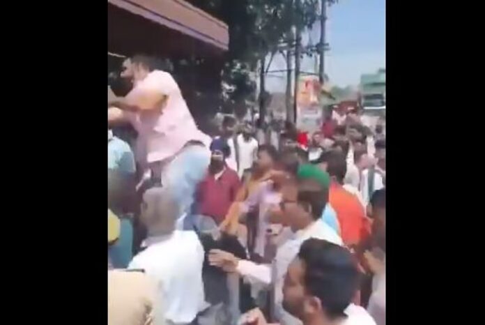 ಪಹಲ್ಗಾಮ್‌ ಭದ್ರತಾ ಲೋಪ, ಪ್ರಶ್ನೆ, ಪತ್ರಕರ್ತ, ಬಿಜೆಪಿ ದುಷ್ಕರ್ಮಿ, ಹಲ್ಲೆ, Pahalgam security lapse, question, journalist, BJP goon, attack,