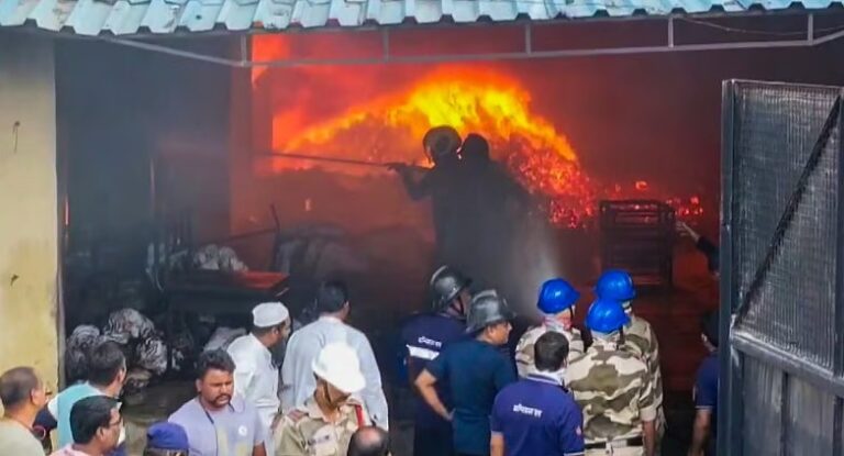 ಸೋಲಾಪುರದ ಜವಳಿ ಉತ್ಪಾದನಾ ಘಟಕದಲ್ಲಿ ಭೀಕರ ಅಗ್ನಿ ಅವಘಡ: ಮಾಲೀಕ ಸೇರಿ  ಮಂದಿ ಸಾವು