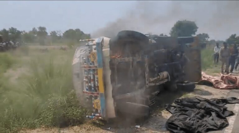 ಉತ್ತರಪ್ರದೇಶ: ಮಾಂಸ ಸಾಗಿಸುತ್ತಿದ್ದ 4 ಮುಸ್ಲಿಮರ ವಿವಸ್ತ್ರಗೊಳಿಸಿ ಗುಂಪು ದಾಳಿ; ಸಂತ್ರಸ್ತರ ವಾಹನಕ್ಕೆ ಬೆಂಕಿ-ವೀಡಿಯೋ