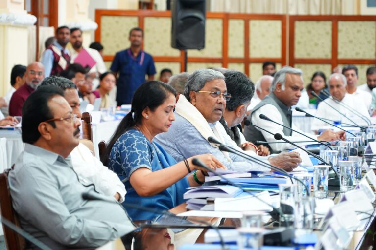 ಸಂವಿಧಾನ-ಜನ ವಿರೋಧಿಗಳ ವಿರುದ್ಧ ಕ್ರಮ ಕೈಗೊಳ್ಳದಿದ್ದರೆ ನಿಮ್ಮ ವಿರುದ್ಧವೇ ಕ್ರಮ: ಅಧಿಕಾರಿಗಳಿಗೆ ಸಿಎಂ ಎಚ್ಚರಿಕೆ