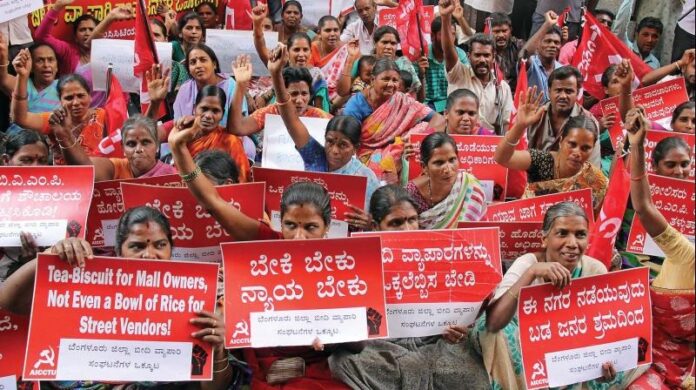 'ಬ್ರಾಂಡ್ ಬೆಂಗಳೂರಿನಲ್ಲಿ ಬಡವರಿಗೆ ಜಾಗವಿಲ್ಲವೆ' | ಬೀದಿ ಬದಿ ವ್ಯಾಪಾರಿಗಳಿಂದ ಫ್ರೀಡಂ ಪಾರ್ಕ್‌ನಲ್ಲಿ ಮಂಗಳವಾರ ಪ್ರತಿಭಟನೆ 'There is no place for the poor in Brand Bengaluru' | Street vendors protest at Freedom Park on Tuesday, ಬ್ರಾಂಡ್ ಬೆಂಗಳೂರು, ಬಡವರಿಗೆ ಜಾಗವಿಲ್ಲವೆ, ಬೀದಿ ಬದಿ ವ್ಯಾಪಾರಿ, ಫ್ರೀಡಂ ಪಾರ್ಕ್‌, ಪ್ರತಿಭಟನೆ, Brand Bangalore, No space for the poor, Street vendors, Freedom Park, Protest,