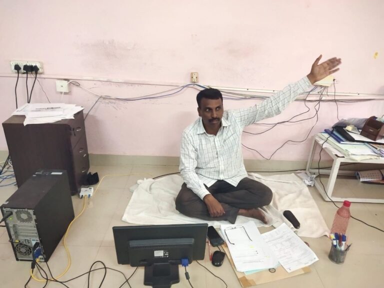 ಆಂಧ್ರ:  ದಲಿತ ಪ್ರಾಧ್ಯಾಪಕನ ಕುರ್ಚಿ ತೆಗೆದು ನೆಲದ ಮೇಲೆ ಕೂರಿಸಿದ ಪ್ರಿನ್ಸಿಪಾಲ್; ವ್ಯಾಪಕ ಆಕ್ರೋಶ