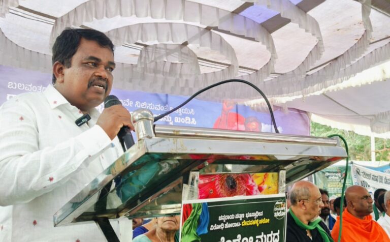 ದೇವನಹಳ್ಳಿ ಚಲೋ! ಕಾರ್ಯಕ್ರಮ ಮಾಡಿ ಮನೆಗೆ ಹೋಗುವುದಿಲ್ಲ, ಸರಕಾರ ನ್ಯಾಯ ಕೊಡುವವರೆಗೂ ಇಲ್ಲೇ ಇರುತ್ತೇವೆ: ಕಾರಳ್ಳಿ ಶ್ರೀನಿವಾಸ್