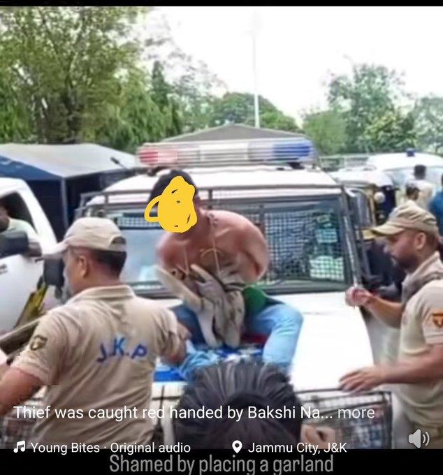 ಕಳ್ಳತನದ ಆರೋಪಿಗೆ ಚಪ್ಪಲಿ ಹಾರ ಹಾಕಿ ಮೆರವಣಿಗೆ: ಜಮ್ಮು ಪೊಲೀಸರ ಕೃತ್ಯಕ್ಕೆ ತೀವ್ರ ಆಕ್ರೋಶ-ವೀಡಿಯೊ