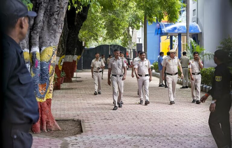 ಬೆಂಗಳೂರಿನ 40 ಖಾಸಗಿ ಶಾಲೆಗಳಿಗೆ ಬಾಂಬ್ ಬೆದರಿಕೆ; ಪೊಲೀಸ್ ತಂಡಗಳಿಂದ ಶೋಧ