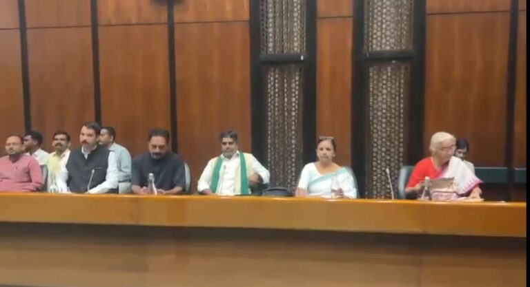 ದೆಹಲಿಯಲ್ಲಿ ದೇವನಹಳ್ಳಿ ರೈತ ಹೋರಾಟದ ಸದ್ದು: ಜೆಪಿಸಿ ಸಭೆಯಿಂದ ಪಲಾಯನಗೈದ ಬಿಜೆಪಿ ಸದಸ್ಯರು