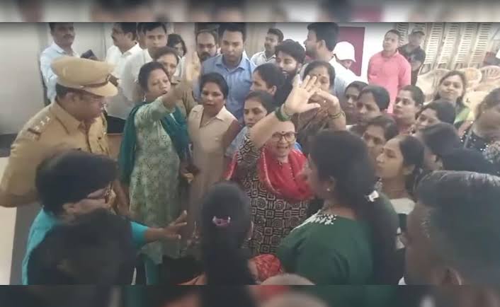 ಮಹಾರಾಷ್ಟ್ರ: ಮುಟ್ಟು ಪರೀಕ್ಷೆಗೆ 10 ವಿದ್ಯಾರ್ಥಿನಿಯರ ಬಟ್ಟೆ ಬಿಚ್ಚಿಸಿದ ಶಾಲೆ; ಪ್ರಾಂಶುಪಾಲ, ಸಿಬ್ಬಂದಿ ಬಂಧನ