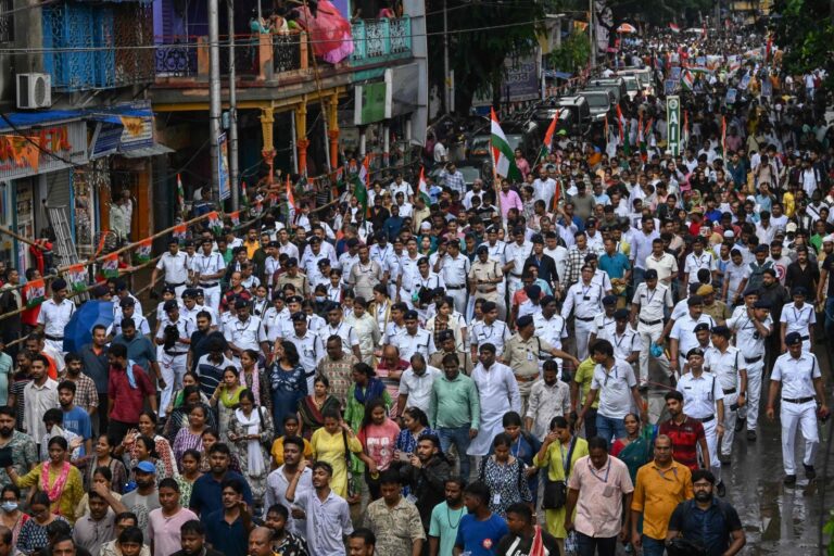ಬಿಜೆಪಿ ರಾಜ್ಯಗಳಲ್ಲಿ ಬಂಗಾಳಿಗಳಿಗೆ ಕಿರುಕುಳ: ಮಮತಾ ಬ್ಯಾನರ್ಜಿ ನೇತೃತ್ವದಲ್ಲಿ ಕೋಲ್ಕತ್ತಾದಲ್ಲಿ ಬೃಹತ್ ಪ್ರತಿಭಟನೆ-video