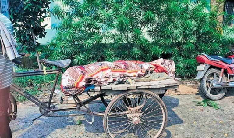 ಆಂಬ್ಯುಲೆನ್ಸ್‌ಗೆ ಹಣ ಹೊಂದಿಸಲು ಸಾಧ್ಯವಾಗದೆ ಮಗಳ ಶವವನ್ನು ಟ್ರಾಲಿ ರಿಕ್ಷಾದಲ್ಲಿ ಕೊಂಡೊಯ್ದ ಅಪ್ಪ