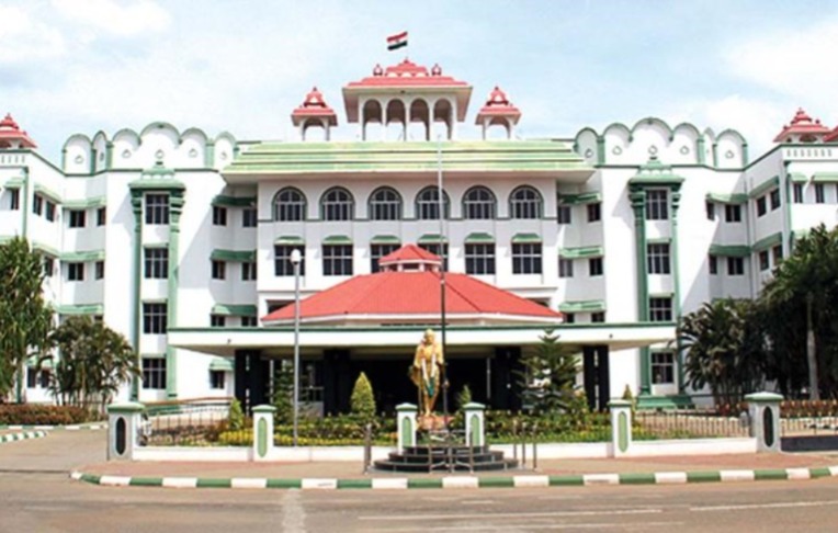 ‘ನೀವೊಬ್ಬ ಕಾಮಿಡಿ ಪೀಸ್’: ತನ್ನ ಮೇಲೆ ಜಾತಿ ತಾರತಮ್ಯ ಆರೋಪ ಮಾಡಿದ ವಕೀಲನ ವಿರುದ್ಧ ಹೈಕೋರ್ಟ್ ನ್ಯಾಯಾಧೀಶ ಕಿಡಿ