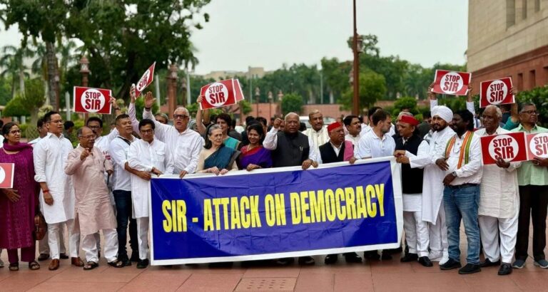 ಬಿಹಾರದ ಮತದಾರರ ಪಟ್ಟಿ ಪರಿಷ್ಕರಣೆ ವಿರೋಧಿಸಿ ಸಂಸತ್ ಆವರಣದಲ್ಲಿ ಇಂಡಿಯಾ ಬ್ಲಾಕ್‌ನಿಂದ 7ನೇ ದಿನವೂ ಪ್ರತಿಭಟನೆ-video