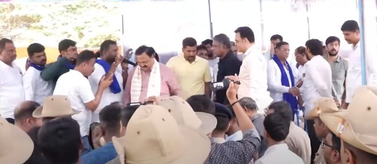 ಒಳಮೀಸಲಾತಿ ಧರಣಿ| ಆಹ್ವಾನವಿಲ್ಲದೆ ವೇದಿಕೆಗೆ ಬಂದ ಬಿಜೆಪಿ ನಾಯಕರು; ಕೆಳಗಿಳಿಸಿದ ಹೋರಾಟಗಾರರು