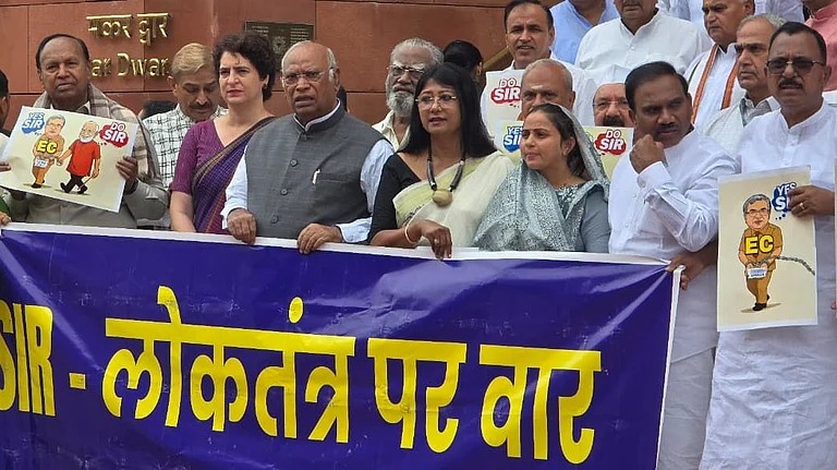 ಬಿಹಾರದಲ್ಲಿ ಮತದಾರರ ಪಟ್ಟಿ ಪರಿಷ್ಕರಣೆಗೆ ವಿರೋಧ:  ಖರ್ಗೆ, ಪ್ರಿಯಾಂಕಾ ಸೇರಿದಂತೆ ವಿರೋಧ ಪಕ್ಷದ ನಾಯಕರಿಂದ 9ನೇ ದಿನವೂ ಪ್ರತಿಭಟನೆ-video