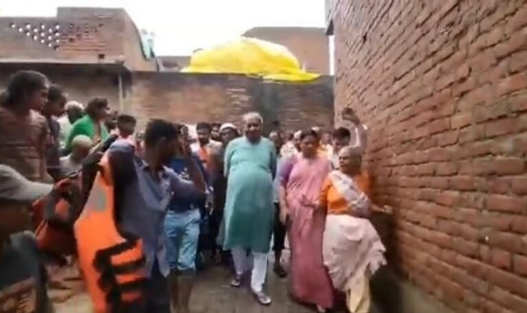 ‘ನಿಮ್ಮ ಪಾದ ತೊಳೆಯಲು ಗಂಗಾ ಮಾತೆ ಬಂದಿದ್ದಾಳೆ, ನಿಮ್ಮನ್ನು ಸೀದಾ ಸ್ವರ್ಗಕ್ಕೆ ಕೊಂಡೊಯ್ಯುತ್ತಾಳೆ’: ಪ್ರವಾಹ ಸಂತ್ರಸ್ತರಿಗೆ ಹೇಳಿದ ಉತ್ತರ ಪ್ರದೇಶ ಸಚಿವ