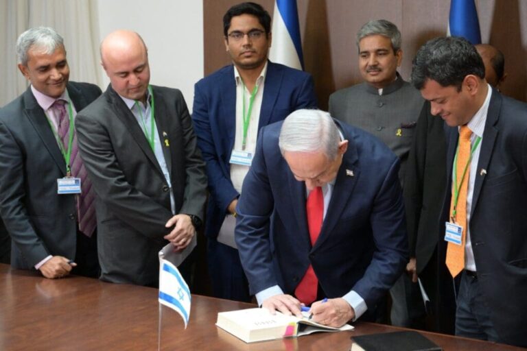 ಇಸ್ರೇಲ್ ಪ್ರಧಾನಿ ಭೇಟಿಯಾದ ಭಾರತೀಯ ಪತ್ರಕರ್ತರು: ಆಟೋಗ್ರಾಪ್ ಪಡೆದು ಚರ್ಚೆಗೆ ಗ್ರಾಸವಾದ ತಂಡ