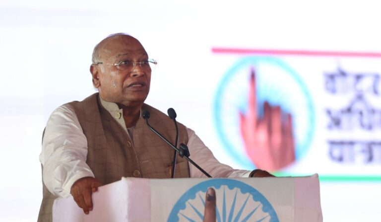 ಸಂವಿಧಾನ ಅಪಾಯದಲ್ಲಿದೆ, ಬಿಜೆಪಿ ಅಧಿಕಾರದಲ್ಲಿರುವವರೆಗೆ ಜನರ ಹಕ್ಕುಗಳು ಸುರಕ್ಷಿತವಲ್ಲ: ಮಲ್ಲಿಕಾರ್ಜುನ ಖರ್ಗೆ