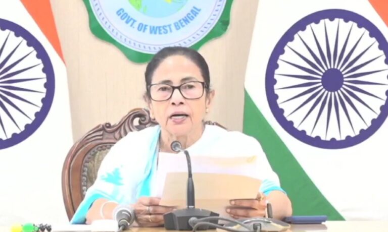 ರಾಜ್ಯಕ್ಕೆ ಮರಳುವ ಬಂಗಾಳಿ ವಲಸೆ ಕಾರ್ಮಿಕರಿಗೆ ಮಾಸಿಕ ರೂ. 5000 ಧನ ಸಹಾಯ: ಮಮತಾ ಬ್ಯಾನರ್ಜಿ