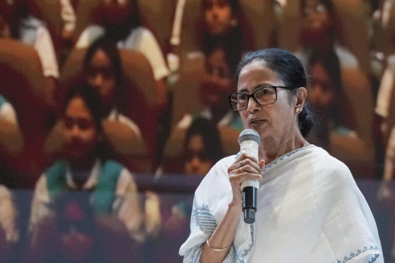 ಮಮತಾ ಸರ್ಕಾರದ ಬಂಪರ್ ಕೊಡುಗೆ: ವಲಸೆ ಕಾರ್ಮಿಕರಿಗೆ ‘ಶ್ರಮಶ್ರೀ’ ಯೋಜನೆ ಜಾರಿ; ಪ್ರತಿ ತಿಂಗಳು ರೂ. 5,000 ಆರ್ಥಿಕ ನೆರವು