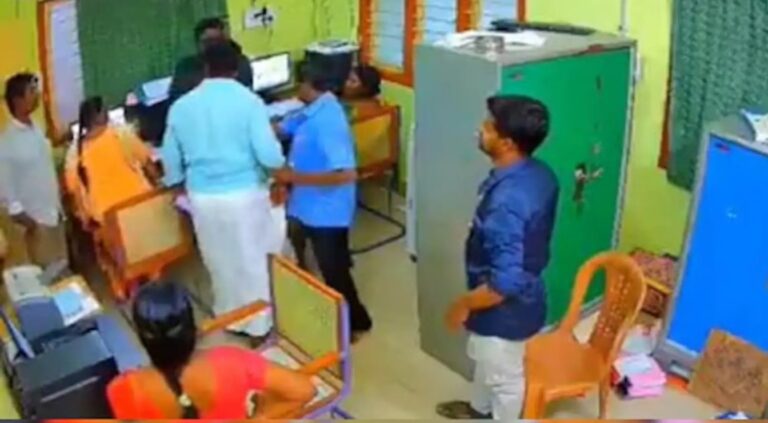 ಡಿಎಂಕೆ ಕೌನ್ಸಿಲರ್ ಕಾಲಿಗೆ ಬಿದ್ದ ದಲಿತ ಸಮುದಾಯದ ಸರ್ಕಾರಿ ಸಿಬ್ಬಂದಿ; ಐವರ ವಿರುದ್ಧ ಪ್ರಕರಣ ದಾಖಲು